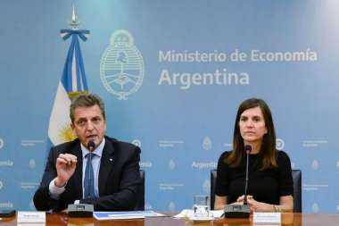 Massa y Raverta en el anuncio de creditos de la ANSES para jubilados por el que fueron denunciados. (Foto: M. de Economía).