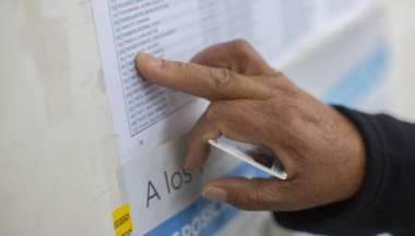 Una persona revisa los padrones.