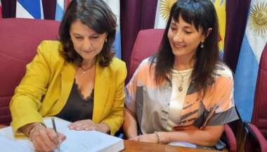 La nueva jueza Nallim firma el acta de la toma de juramento al lado de Teresa Ovejero.