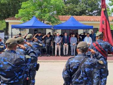 El ministro junto a la policía en el acto de creación de la división. Foto: Gobierno de Salta.