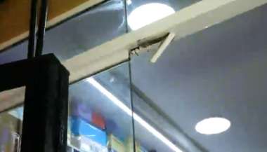 Los delincuentes forzaron la puerta de blindex para robar la librería.