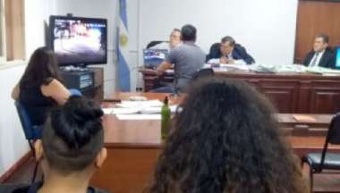 Las acusadas, de espaldas, en la sala.