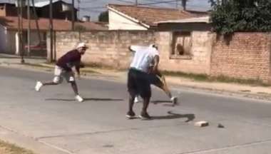 Captura de video de la violenta pelea callejera en la mañana del domingo. Agencia