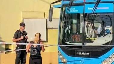 Investigadores junto al micro que conducía el hombre asesinado a balazos.