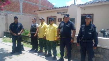 Los oficiales intervinientes. Foto: Prensa Policía