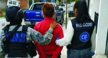 Investigadores del CIF durante el operativo detuvieron a una implicada. (Foto MPF).