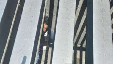 El hombre fue descubierto por los policías.