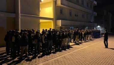 Los efectivos policiales, ayer, prestos a realizar los 37 allanamientos ordenados por la Justicia en distintos lugares de la capital. Foto MPF