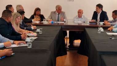 El ministro Domínguez en la reunión con los senadores.
