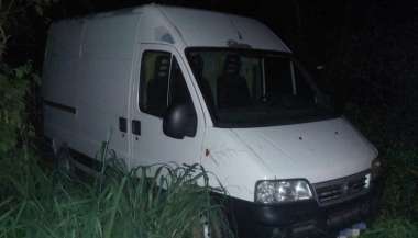 La camioneta utilitario secuestrada por la policía que fue utilizada para el robo a una finca.
