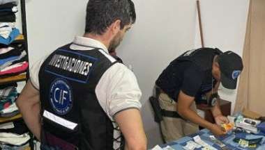 Investigadores secuestraron dinero y celulares en los allanamientos a los exempleados del correo acusados de estafa.