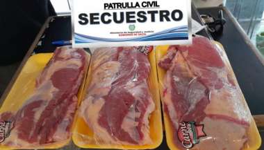 La carne secuestrada a la mujer que la hurtó de un supermercado en pleno centro salteño.