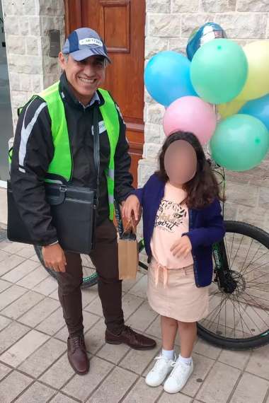 Vestido de cartero, un juez sorprendió a una nena para informarle de su adopción