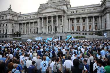En 2008, los hinchas de Racing se movilizaron hasta el Congreso para reclamar el fin del gerenciamiento. Imagen: NA