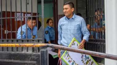 Santos Clemente Vera saliendo del Penal de Villa Las Rosas tras 10 años.