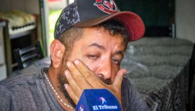 Edgardo dice que sus hijas les dan fuerzas para seguir adelante. Pablo Yapura.