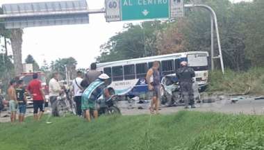 El automóvil destrozado en el acceso al barrio Santa Ana.