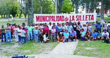 Vecinos de La Silleta en la plaza de su pueblo. (Foto Rubén Olarte)