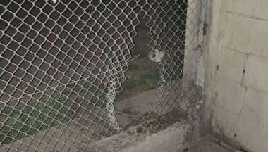 El alambrado estaba ya cortado y marcado por una lata y una zapatilla.