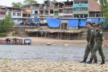 Gendarmería nacional en Aguas Blancas, al fondo Bolivia.. Imagen: Alejandro Benedetti