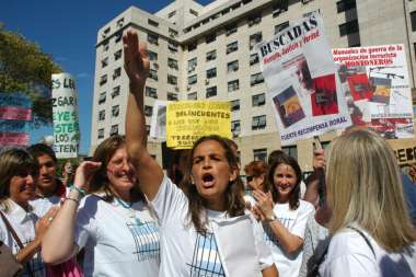 Detrás de Cecilia Pando asoma la cabeza de Victoria Villarruel durante una marcha hecha en diciembre de 2005.. Imagen: Enrique García Medina