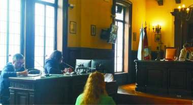 La condenada escucha la decisión de Renato Rabbi Baldi. (Foto MPF)