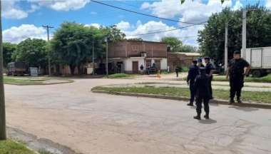 Policías custodian la zona en donde ocurrió el hecho. Foto: FactorInfo