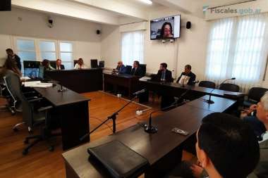 Ricardo Villasanti con la fotografía de su hijo en una de las audiencias del juicio. Imagen: gentileza de fiscales.gob.ar