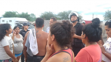 Vecinas y vecinos reclaman el accionar policial que en vez de atacar a los denunciados, lo hicieron con las familias.