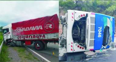 El colectivo volcado sobre la calzada. (Gtza. El Vocero de Metán).