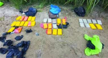 La droga estaba en tres mochilas y los responsables escaparon