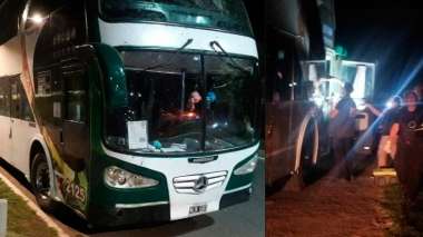 Los pasajeros terminaron encañonados en plena ruta. (PSF/Informa2.com.ar)