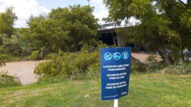 Carteles colocados por el municipio de Salta en la ribera del Río Arenales. Foto: Prensa Oficial.