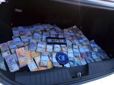 Dinero secuestrado en Baúl del Fiat Cronos durante el operativo. Foto: Ministerio Público Fiscal