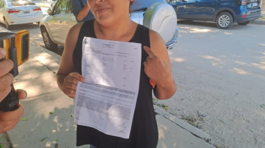 Una familiar de la chica de 22 años que fue víctima de abuso sexual muestra el informe médico que demuestra la violanción.