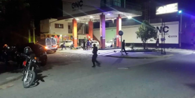 La cocaína dispersa en el suelo tras explotar el vehículo donde se transportaba la droga.