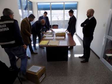 Funcionarios judiciales con las pruebas recolectadas. Foto: MPF