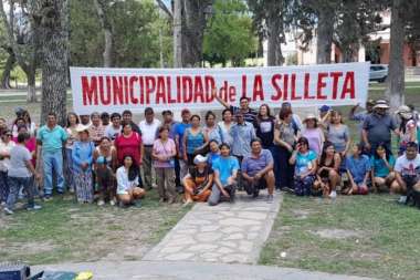 Vecinos de La Silleta en la plaza de su pueblo. Foto: Rubén Olarte