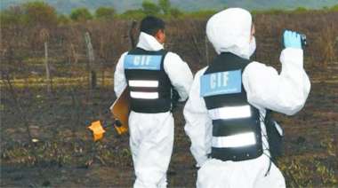 El CIF tuvo a su cargo el levantamiento de muestras en el lugar del hecho de sangre. (Foto AC)