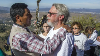 Santos Clemente Vera y Jean Michel Bouvier se abrazaron y miraron a los ojos en El Mirador, en julio de 2014.