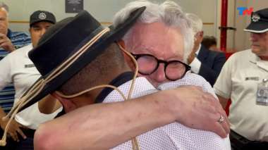 Así fue el reencuentro entre Jean Michel Bouvier y Santos Clemente Vera. (Foto y video: TN).