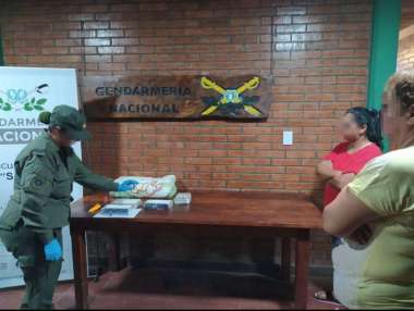 Una gendarme muestra la droga y la manta secuestradas. (Foto GNA)