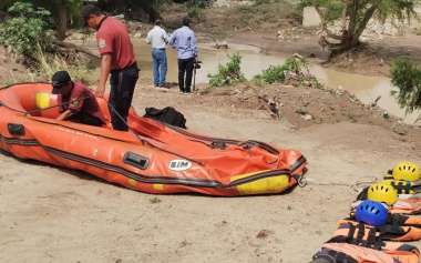 Personal de la Policía con las balsas que usaron para los controles.