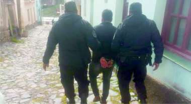 Finalizada la audiencia, dos policías trasladaron a Soto hasta la cárcel de Villa Las Rosas en Salta.