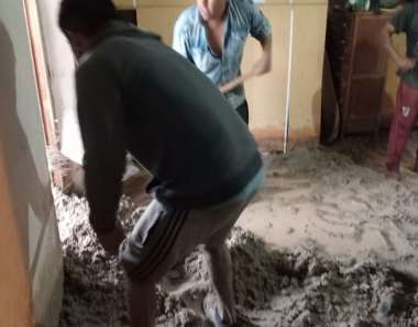 Angastaqueños trabajan para sacar el barro que entró en las casas. Foto: Cortesía Ofelia Vilte.