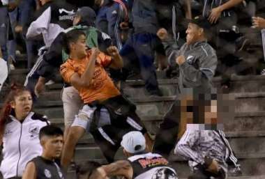 Pelea de la barra de Central. Foto: QPS.