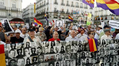 Concentración por los derechos de las víctimas del franquismo en Madrid en una imagen de archivo EFE