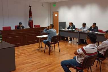 Adrián Mercado, cuando declaró. Detrás, los policías llevados a juicio.