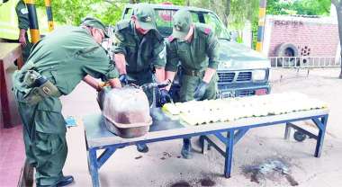 Los gendarmes desarman un tanque de combustible y retiran los paquetes (GN)