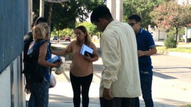 La familia de Luis Quesada junto a periodistas de El Tribuno de Jujuy.